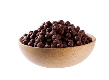 Beyaz arka planda izole edilmiş ahşap bir kasede nefis çikolatalı mısır topları. Çikolatalı kahvaltı gevreği.