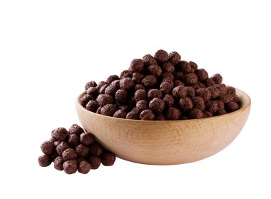 Beyaz arka planda izole edilmiş tahtadan mısır topları dökülüyor..