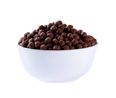 Beyaz bir arka planda izole edilmiş seramik kase dolusu lezzetli çikolatalı mısır topu. Çikolatalı kahvaltı gevreği.