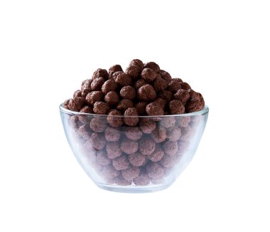 Beyaz arka planda izole edilmiş şeffaf bir kase çikolatalı mısır topu. Çıtır çikolatalı mısır yastıkları..