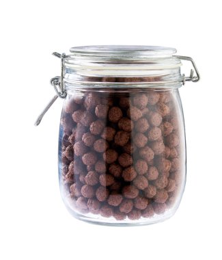 Beyaz arka planda izole edilmiş cam bir kavanozdaki lezzetli çikolatalı mısır topları..