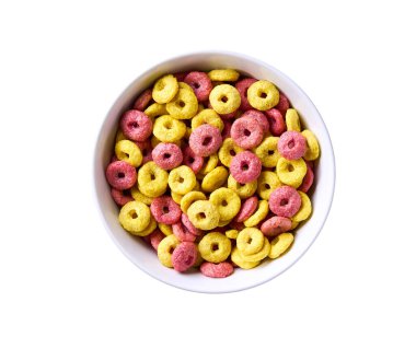 Beyaz arka planda izole edilmiş seramik mısır halkaları ve çilek halkaları. Meyve aromalı tahıl. Meyveli gevrek. Renkli mısır halkaları .