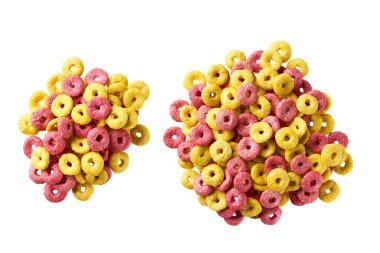 Beyaz arka planda izole edilmiş mısır halkaları ve çilek halkaları. Meyve aromalı tahıl. Meyveli gevrek. Renkli mısır halkaları .