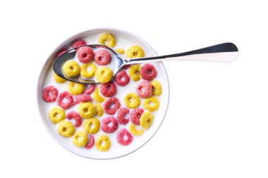 Sağlıklı kahvaltı, bir kase mısır halkası ve beyaz arka planda izole edilmiş sütlü çilek halkaları. Süt izole edilmiş mısır halkaları. Meyve aromalı tahıl. Meyveli gevrek. Renkli mısır halkaları .