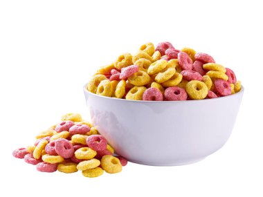 Mısır halkaları ve çilek halkaları beyaz arka planda izole edilmiş seramik tabakadan dökülüyor. Meyve aromalı tahıl. Meyveli gevrek..