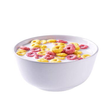 Mısır halkaları ve çilek halkaları beyaz arka planda izole edilmiş bir kasede süt. mısır gevreği meyvemsi döngüler renkli halkalar