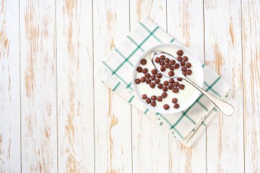 Çocuklar için hızlı bir kahvaltı: sütlü çikolatalı mısır topu. Kuru kahvaltı. Çikolatalı mısır gevreği ve süt kullanarak sağlıklı bir kahvaltı hazırlıyorum..