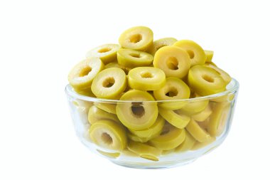 Beyaz arka planda izole edilmiş cam bir kasede marine edilmiş yeşil zeytin. Dilimlenmiş yeşil zeytinli cam kase..