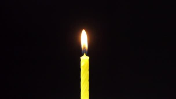 Nyalakan Api Dengan Saluran Alpha Lilin Terbakar Dengan Api Kuning — Stok Video
