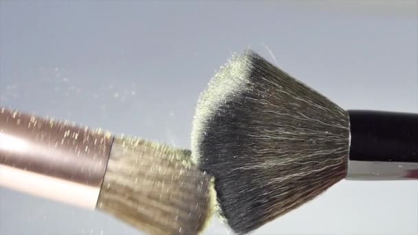 Los Pinceles Maquillaje Tocan Entre Sobre Fondo Blanco Pequeñas Partículas — Vídeo de stock