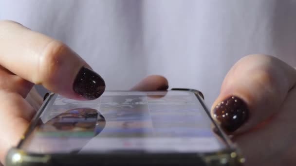 Palec Kobiety Dotykającej Aplikacji Przewijania Stron Telefonie Komórkowym Przeglądanie Filmu — Wideo stockowe