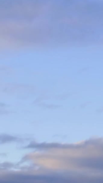 4K天空时间的流逝 美丽的背景 摩天大楼的天空时间的流逝 蓝天的云和太阳 日落时的云彩 — 图库视频影像