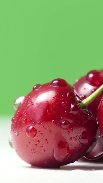 新鲜多汁的红樱桃浆果在绿色背景上旋转 — 图库视频影像