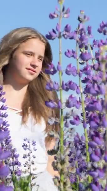Ein Schönes Mädchen Mit Einem Strauß Lupinen Strohhut Geht Durch — Stockvideo