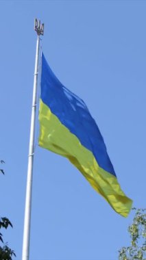 Ukrayna 'nın son derece detaylı kumaş dokuma bayrağı. Ukrayna bayrağının yavaşça dalgalanan gökyüzü mavi ve sarı ulusal renk Ukrayna sarı-mavi. Ukrayna Bayrak Döngüsü.