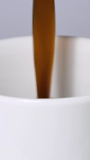 把黑咖啡倒入白杯 咖啡倒入一杯泡沫的顶部视图 — 图库视频影像