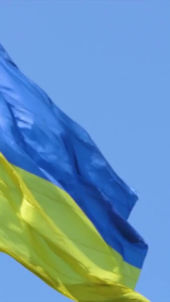 乌克兰非常详细的面料纹理标志 乌克兰国旗缓慢地摇曳着背景天空的蓝色和民族的黄色乌克兰的黄色蓝色 乌克兰国旗圈 — 图库视频影像