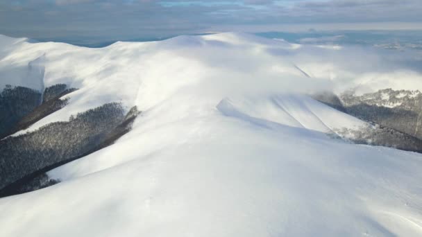 冬の白い雪の山の空中ショット4Kビデオ — ストック動画