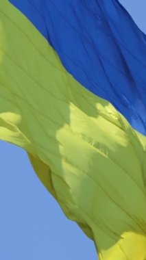 Ukrayna 'nın son derece detaylı kumaş dokuma bayrağı. Ukrayna bayrağının yavaşça dalgalanan gökyüzü mavi ve sarı ulusal renk Ukrayna sarı-mavi. Ukrayna Bayrak Döngüsü.