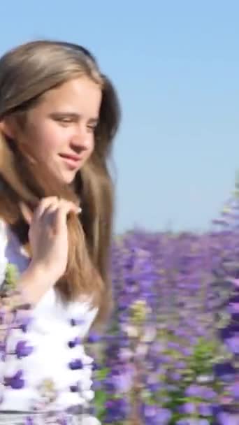 Ein Schönes Mädchen Mit Einem Strauß Lupinen Strohhut Geht Durch — Stockvideo