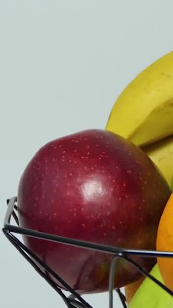 Cesta Giratoria Frutas Con Plátanos Frescos Manzana Naranja Pomelo Para — Vídeos de Stock