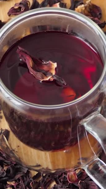 Κόκκινο Τσάι Γυάλινο Κύπελλο Λευκό Φόντο Κόκκινο Τσάι Ιβίσκος Χύνεται — Αρχείο Βίντεο