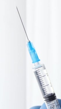 Enjeksiyon Sıvı Varlığının Kırmızı Arkaplanda Şırıngada Olması 'nı kapatın. İlaç İğnesi Şırıngası, Grip aşısı Viyal Toz Enjeksiyonu Tedavi Hastalığı Bağışıklık Sistemi.