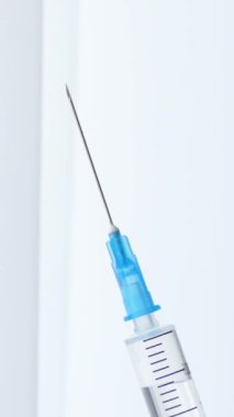 Şırıngada bulunan enjeksiyon sıvısını kapat. İlaç iğnesi şırıngası ilacı, grip aşısı şırınga aşısı şırınga enjeksiyonu, hastalık önleme aşısı. covid-19