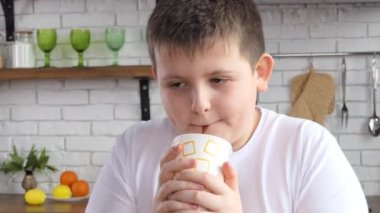 Kamışla kağıt bardaktan su içen bir adamın yakın çekimi. Adam bir kafede otururken soda içer. Buzlu soğuk Coca Cola. 4K