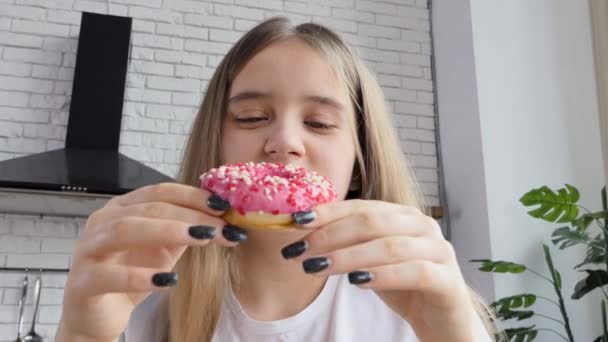 Zbliżenie Kobiety Jedzącej Pączka Kolorowym Lukrem Uśmiechniętym Uśmiechem — Wideo stockowe