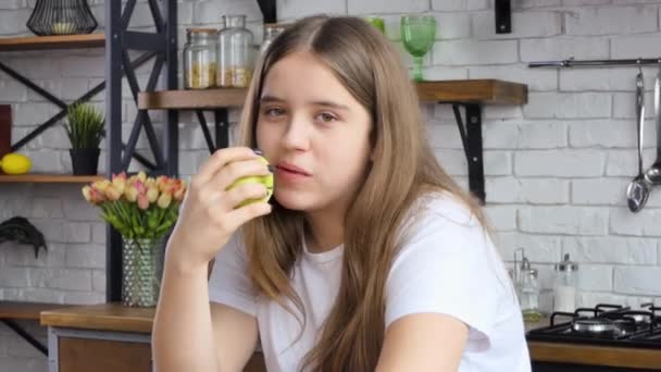 Dieta Saudável Close Retrato Menina Branca Feliz Mordendo Comendo Maçã — Vídeo de Stock