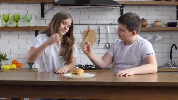 Bir Erkek Bir Kız Hamburgeri Kimin Alacağı Konusunda Tartışıyorlar Kız — Stok video