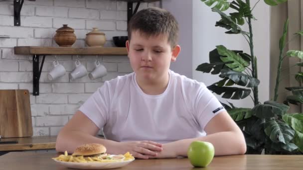 Healthy Eating Food Vagaries Fat Boy Chooses Fresh Apple Cheeseburger — 图库视频影像