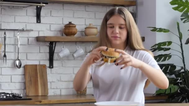 Une Jeune Fille Repousse Hamburger Dit Que Nourriture Est Malsaine — Video