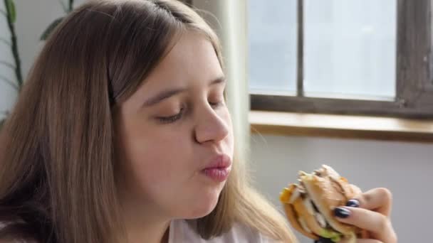 Uma Rapariga Comer Hambúrguer Tiro Perto Comida Rápida Come Hambúrguer — Vídeo de Stock