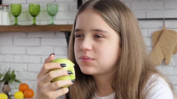 Zbliżenie Twarzy Młodej Kobiety Gryzącej Dojrzałe Zielone Jabłko Żującej Kuchni — Wideo stockowe