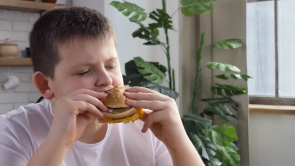 Χοντρός Ασιάτης Απολαμβάνει Τρώει Πρόχειρο Φαγητό Χάμπουργκερ — Αρχείο Βίντεο