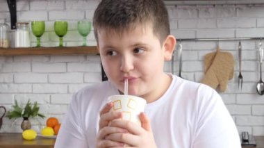 Kamışla kağıt bardaktan su içen bir adamın yakın çekimi. Adam bir kafede otururken soda içer. Buzlu soğuk Coca Cola. 4K