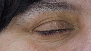 Yakın çekim makro insan gözü açılıyor iris gözler güzel siyah gözler sağlıklı görüş farkındalığı konsept 4K