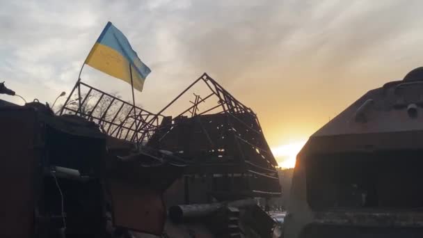 Ουκρανική Πολεμική Ουκρανία Σημαία Μέσω Καταστροφής Συνομιλίες Κομμάτι Καταστροφή Αναδιαμόρφωση — Αρχείο Βίντεο