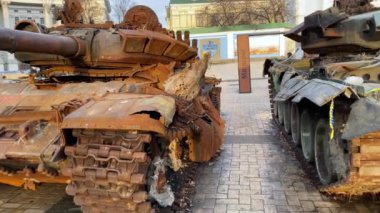 Kyiv, Ukrayna - 19 Aralık 2022: Ukrayna 'daki savaş sırasında Ukrayna' nın merkezinde imha edilmiş Rus askeri teçhizatı sergilenmekte olan bir havan topu namlusunun yakın çekimi. Yanmış obüs topları. 4K