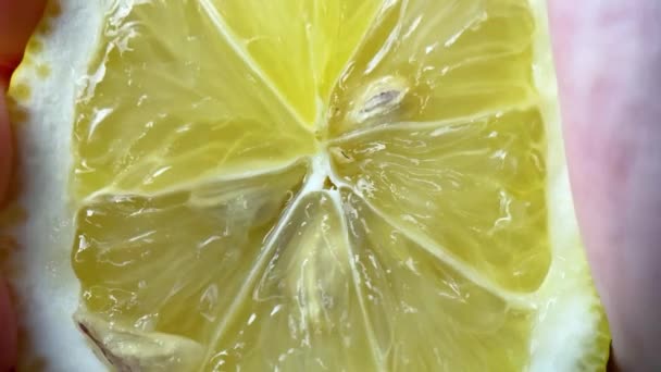 Slow Motion Klämmer Juice Från Citron Handen Klämmer Halv Gul — Stockvideo