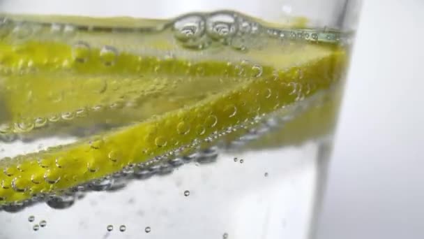 さわやかなソフトドリンクレモンと氷と輝く水 — ストック動画