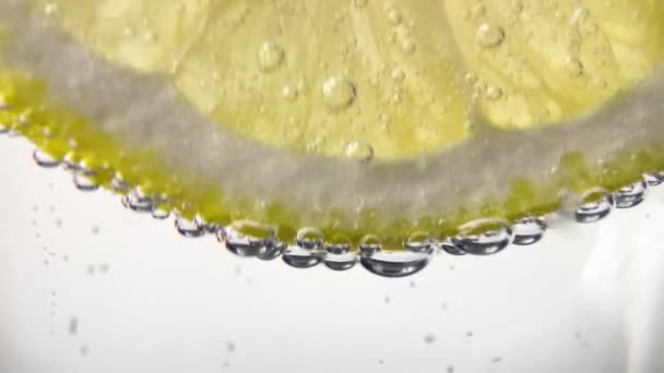 Super Slow Motion Shot Fizzing Water Lemon Slices Ice Cubes — Stock Video
