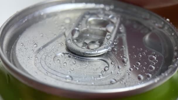 Vuxen Öppnar Håller Handen Kall Aluminiumburk Kolsyrad Dryck Med Droppar — Stockvideo