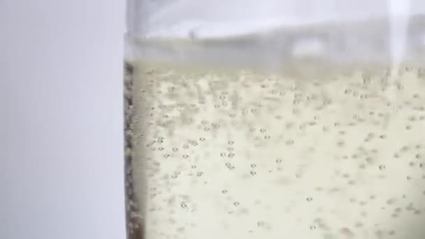 Chutné Šampaňské Skle Čerstvé Jahody Bublinou Detailní Záběr Zpomalený Film — Stock video