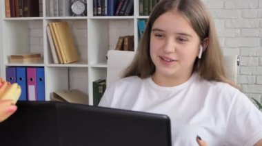Kulaklıklı genç, pozitif bir kadın. Video çağrı merkezi aracılığıyla iletişim kuruyor. operatör internet konferansında kulaklık uzaklığı ofis sohbetini kullanarak internet kamerasından müşteriyle konuşur ve 4k öğrenir.