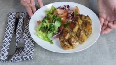 Fırında tavuklu fileto ve salata.