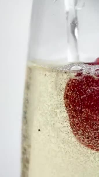 Chutné Šampaňské Skle Čerstvé Jahody Bublinou Detailní Záběr Zpomalený Film — Stock video