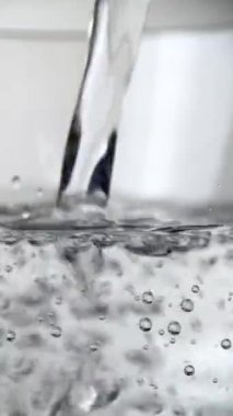Ağır çekimde kadehte köpüren şampanyayı kapat..